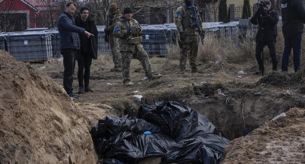 Una fosa común con cuerpos de civiles asesinados en Bucha, Ucrania. (Foto AP/Felipe Dana).