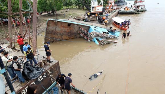 Trabajos de rescate de víctimas de la embarcación Camila que naufragó en mayo de 2010. Foto: Lino Chipana/ GEC Archivo
