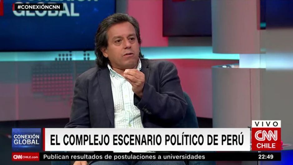 Edward Málaga, legislador no agrupado, durante entrevistas televisivas en Chile.