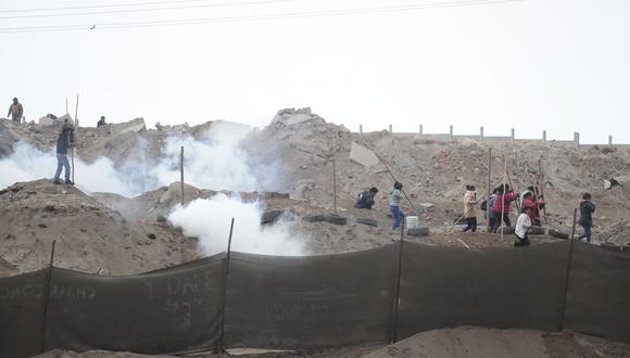 Enfrentamientos durante desalojo de la asociación Súmac Pacha del terreno que ocupaba en Lurín. (Foto: Referencial)