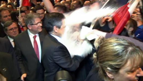 Francia: Arrojan harina sobre candidato presidencial [VIDEO]