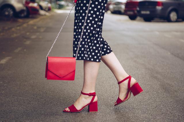 La temporada de verano se encuentra a la vuelta de la esquina. Toma nota de las tendencias en calzado que prometen acompañar tus looks en los días de sol. (Foto: Shutterstock)