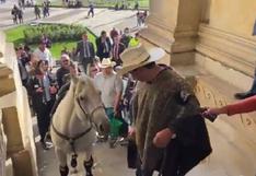 Senador ingresa a caballo a la sede del Congreso en Colombia | VIDEO