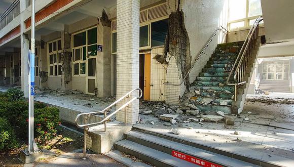 Daños en un edificio de la escuela secundaria nacional para niñas de Hualien en Hualien el 3 de abril de 2024, tras un terremoto de magnitud 7,5 al este de Taiwán. (Foto de Xiaohe / UGC / AFP)