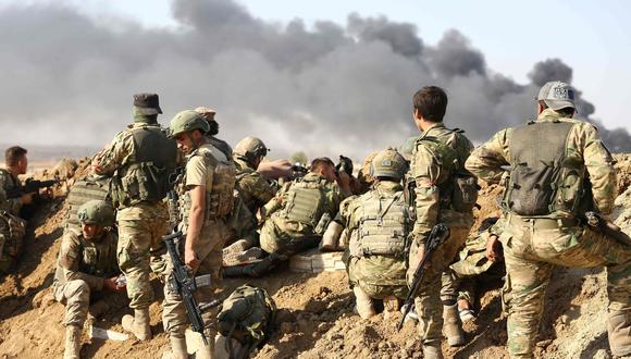 Las tropas turcas y los rebeldes sirios respaldados por Turquía se reúnen frente a la ciudad fronteriza de Ras al Ain, donde los kurdos resisten. (AFP / Nazeer Al-khatib).