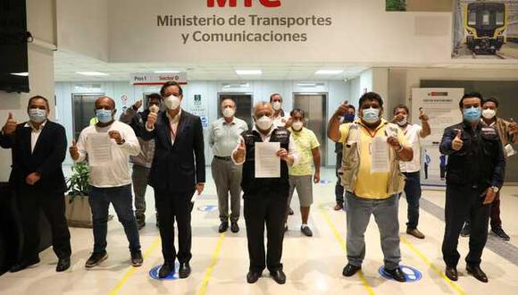 El ministro de Transporte, Eduardo Gonzales, junto con los dirigentes de los transportistas que firmaron el acta de acuerdo. (Foto: MTC)