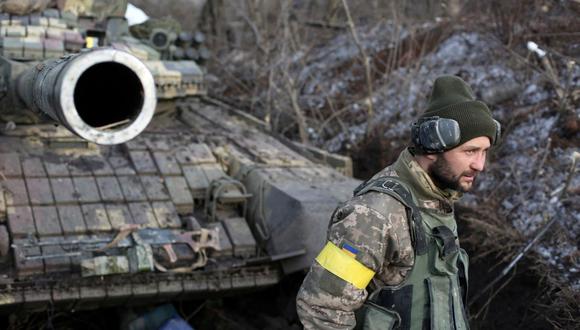 Un militar de las Fuerzas Militares de Ucrania camina frente a un tanque luego de luchar contra las tropas de Rusia y los separatistas cerca de la aldea de Zolote, región de Lugansk, el 6 de marzo de 2022. (ANATOLII STEPANOV / AFP).
