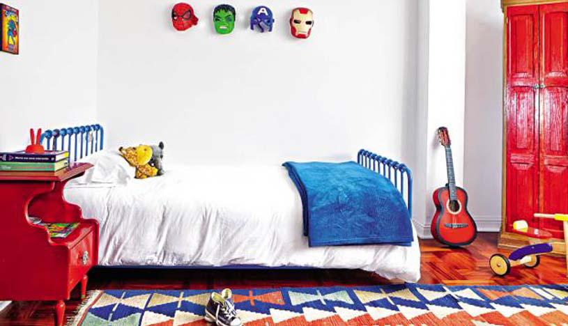 Este cuarto con acentos de color hace que el espacio luzca acogedor y lleno de vida. Los colores hacen que los muebles vintage de madera y la cama de metal armonicen a la perfección y que, en conjunto, la decoración transmita diversión. (Foto: Jorge Gianella)