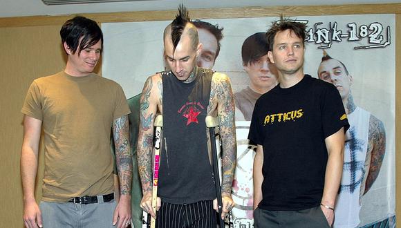 The members of the music group Blink-182, Tom DeLonge (L), Travis Landon Barker (C) and Markus Allan Hoppus, pose for photographers prior to a press conference in Mexico City, 23 April 2004. Blink-182 has two concerts scheduled in Mexico.    AFP PHOTO/Jorge UZON. (Photo by JORGE UZON / AFP)