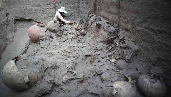Arqueólogos de la Universidad de San Marcos descubrieron la tumba de un personaje vinculado al mar de la cultura Chancay. (Foto: EFE)