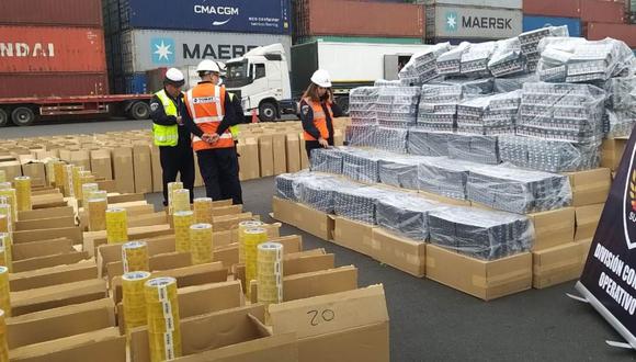 El personal de inspección encontró en el interior de las cajas más de 8 millones de cigarrillos de una conocida marca que pretendían ser distribuidos en el Perú. (Foto: Andina)