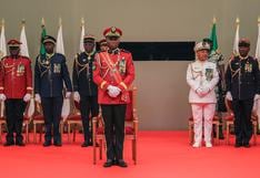 El líder de la junta golpista de Gabón jura el cargo de presidente de la transición