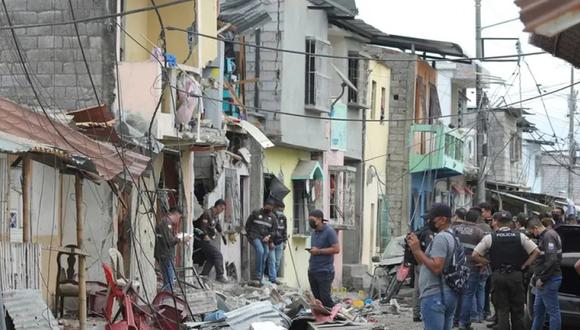 La policía revisa el lugar de una explosión en el barrio de Cristo del Consuelo, en Guayaquil, Ecuador, el domingo 14 de agosto de 2022. (Foto referencial de Magdalena Moreira / AP)