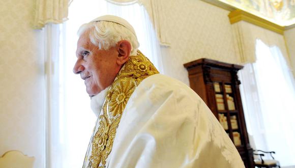 El Papa Benedicto XVI, dejando su biblioteca privada después de su audiencia con el Presidente de Colombia, Álvaro Uribe Vélez, en la Ciudad del Vaticano, el 30 de abril de 2009 (reeditado el 31 de diciembre 2022). (Foto: EFE/EPA/ALBERTO PIZZOLI / PISCINA PISCINA)