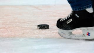 Universidad de EE.UU. reparte discos de hockey para defenderse en caso de tiroteo