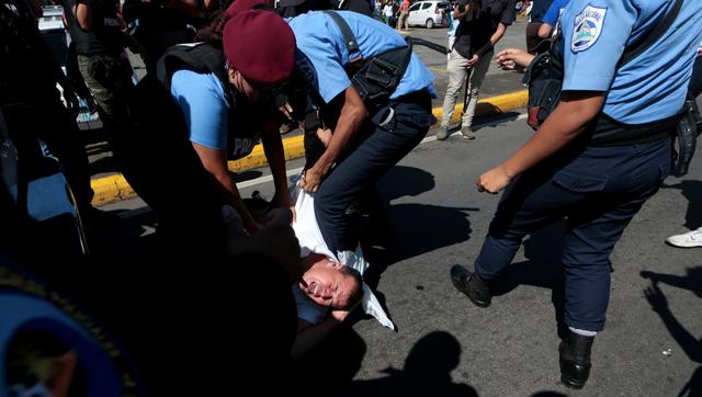 Los agentes policiales arrastraron por el pavimento a jóvenes, adultos y ancianos para llevarlos hasta los patrulleros del cuerpo de seguridad. (Reuters).