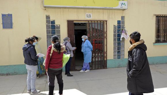 Vecinos esperan su turno para recibir la primera dosis de la vacuna SinoPharm contra el Covid-19, en el hospital Boliviano-Japones, en El Alto, Bolivia, el 7 de enero de 2022. (Foto de Jorge Bernal / AFP)