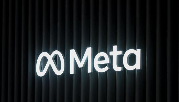 Esta fotografía muestra el logotipo del conglomerado tecnológico multinacional estadounidense Meta en Davos. (Foto: FABRICE COFFRINI / AFP)