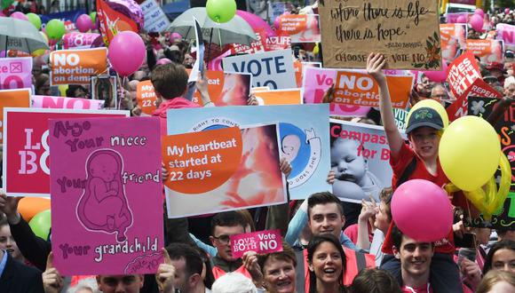 Miles de irlandeses se manifiestan a dos semanas de un referéndum sobre el aborto. (Foto: AFP/Artur Widak)