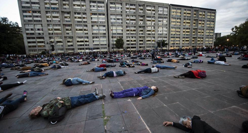 Un 2 de octubre de 1968, decenas de estudiantes son acribillados a balazos por el Ejército en Ciudad de México en la Matanza de Tlatelolco. En la imagen, la gente recrea dicha matanza el 1 de octubre de 2018. (PEDRO PARDO / AFP).
