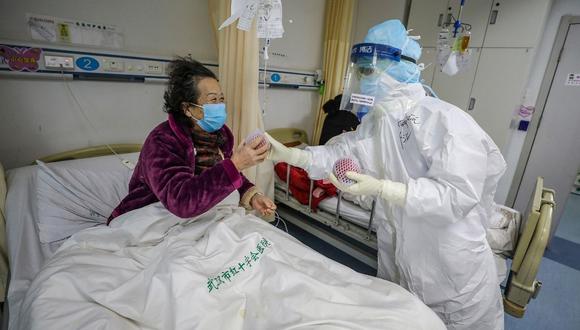 China reportó 1.886 nuevos casos y otras 98 muertes por coronavirus en su actualización del martes sobre la enfermedad. En el territorio continental, el número de decesos reportados subió a 1.868 y el total de casos confirmados a 72.436. (Foto: AFP)