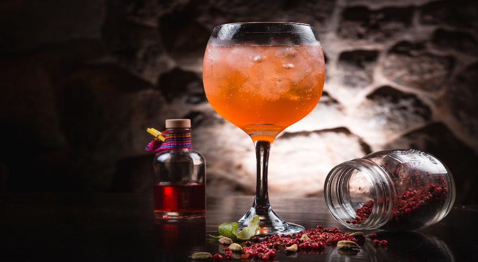 Giancarlo Torres asegura que puedes reemplazar la ginebra de El conquistador por pisco o vodka.  / Foto: La República del Pisco.