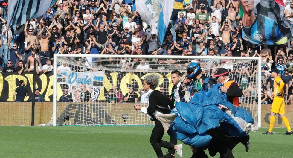 El "espontáneo" acaparó la atención tanto de los asistentes como de los jugadores en el MAPEI Stadium de Italia. (Foto: AP)