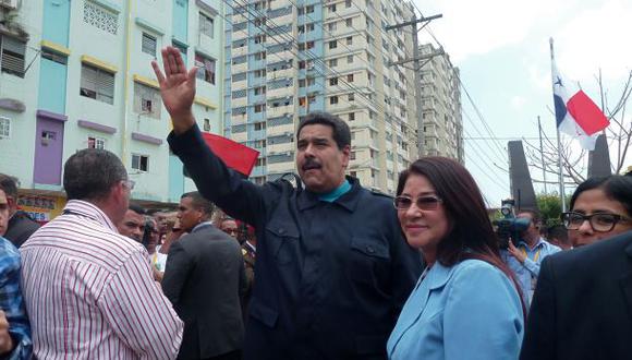 &quot;Maduro, Maduro, al yanqui dale duro&quot;, corearon los manifestantes cuando el mandatario venezolano se comprometi&oacute; ante los pobladores del barrio pobre de El Chorrillo. (Foto: AFP)