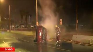 Costa Verde: camioneta se volcó e incendió en Miraflores esta madrugada