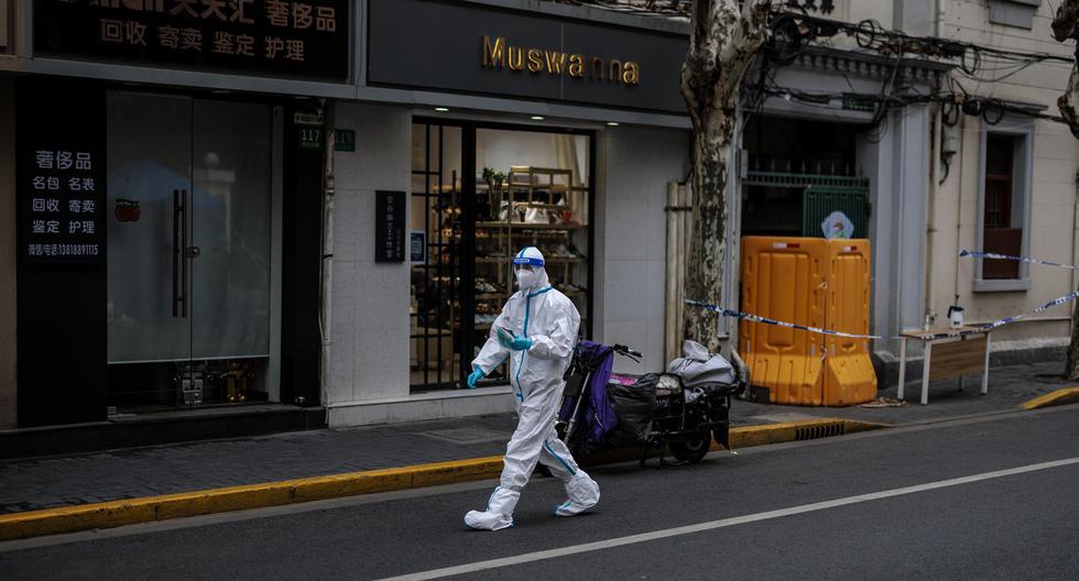 Un miembro del personal médico camina por una zona que está en cuarentena por coronavirus en Shanghái, China, el 19 de marzo de 2022. (EFE/EPA/ALEX PLAVEVSKI).