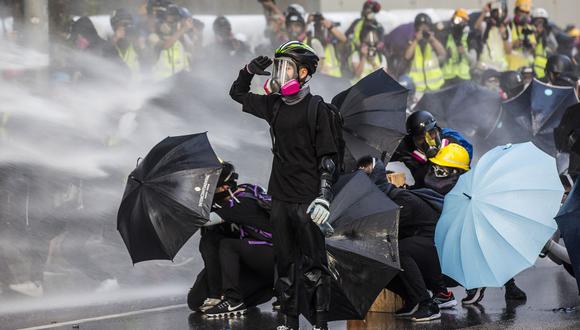 Esta foto de archivo tomada el 15 de septiembre de 2019 muestra a manifestantes en favor de la democracia siendo reprimidos por la policía de Hong Kong. (Foto por Isaac LAWRENCE / AFP).