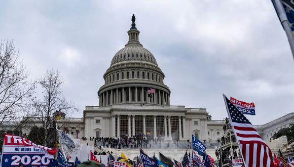En esta foto de archivo tomada el 6 de enero de 2021, partidarios de Donald Trump protestan frente al Capitolio de Estados Unidos. (ALEX EDELMAN / AFP).