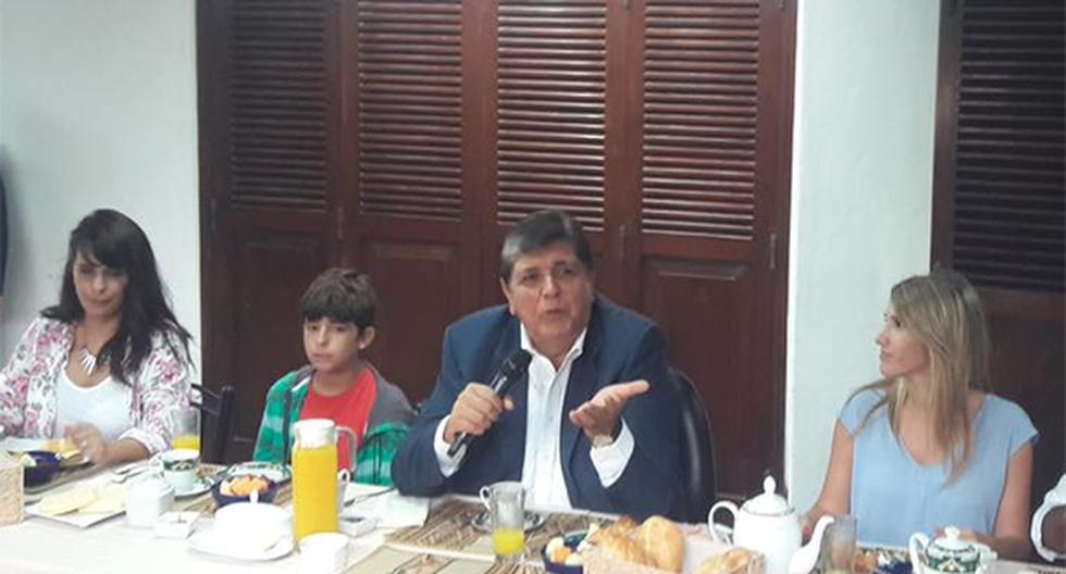 Alan García estuvo junto a sus hijos en el desayuno por las Elecciones 2016 en Miraflores. (Foto: Facebook)