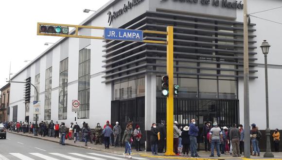 En los exteriores del Banco de la Nación del jirón Lampa, en el Cercado de Lima, no se respeta el distanciamiento social necesario para evitar contagios de coronavirus. (Violeta Ayasta /GEC)