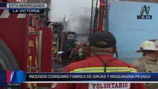 Incendio destruyó almacén de vehículos en La Victoria