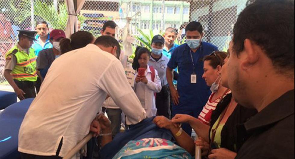 Rafael Correa ayudó a peruana herida en terremoto. (Foto: Referencial/ Elcomercio.com)