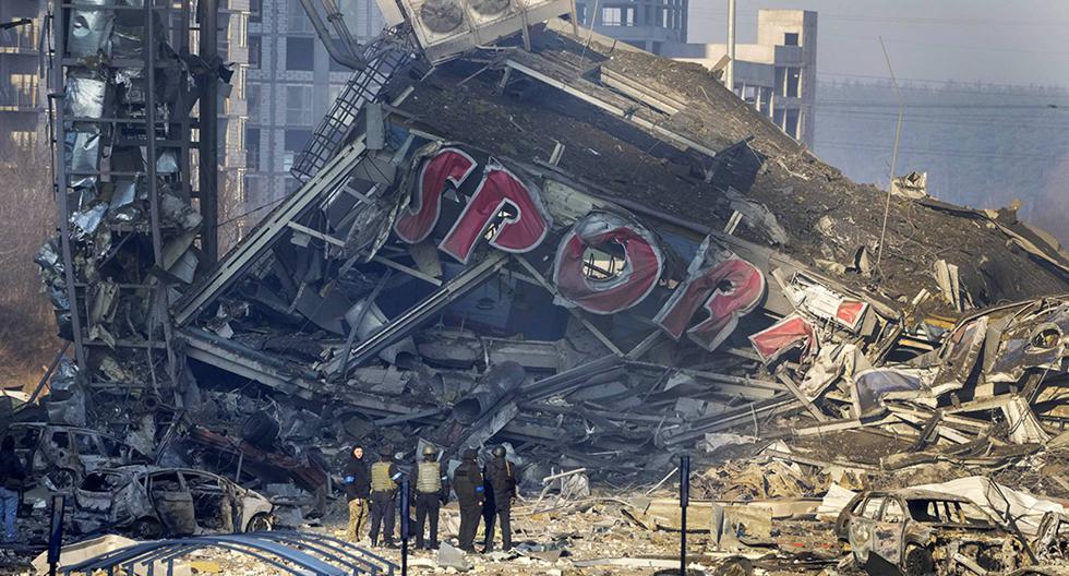 Un grupo de personas examina los daños causados tras el bombardeo de Rusia contra un centro comercial en Kiev, la capital de Ucrania. (EFREM LUKATSKY AP).
