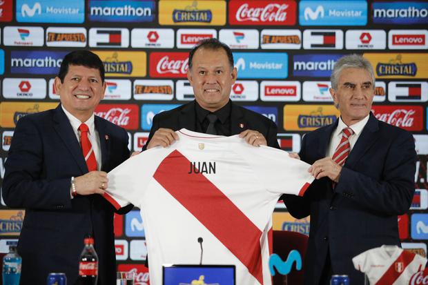 Juan Reynoso junto a Agustín Lozano (presidente de FPF) y Juan Carlos Oblitas (director general de fútbol). (Foto: Joel Alonzo / GEC)