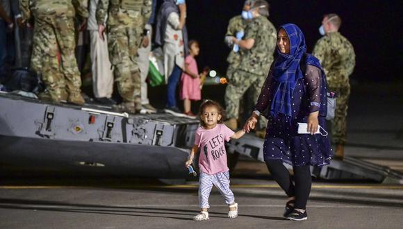 Imagen referencial. Evacuados afganos son vistos en Sigonella, Sicilia, Italia, el 22 de agosto de 2021. (Daniel Young / US NAVY / AFP).