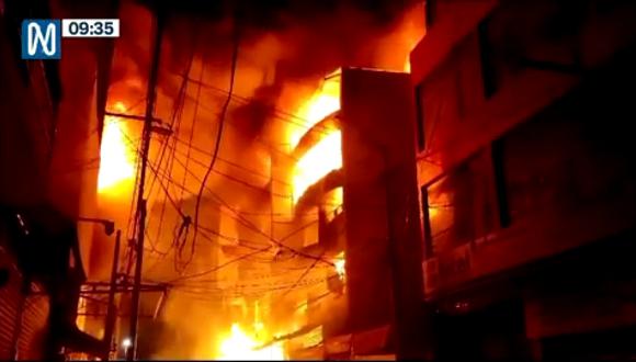 Incendio en emporio comercial Albarracín, en Trujillo. (Foto: Canal N)