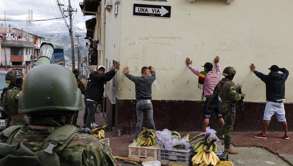 Miembros de las Fuerzas Armadas cachean a hombres durante un operativo para proteger la seguridad civil en Quito, el 10 de enero de 2024. (Foto de STRINGER / AFP)