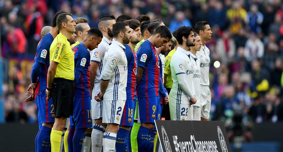 Los jugadores del Barcelona vs Real Madrid se juntaron para homenajear al Chapecoense. (Foto: Getty Images)