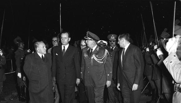 El sábado 29 de agosto de 1959 por la noche, André Malraux bajó del avión en el aeropuerto Limatambo. Lo recibió, entre otros, el ministro peruano de RR.EE., Raúl Porras Barrenechea, a la derecha del escritor. (Foto: GEC Archivo Histórico)