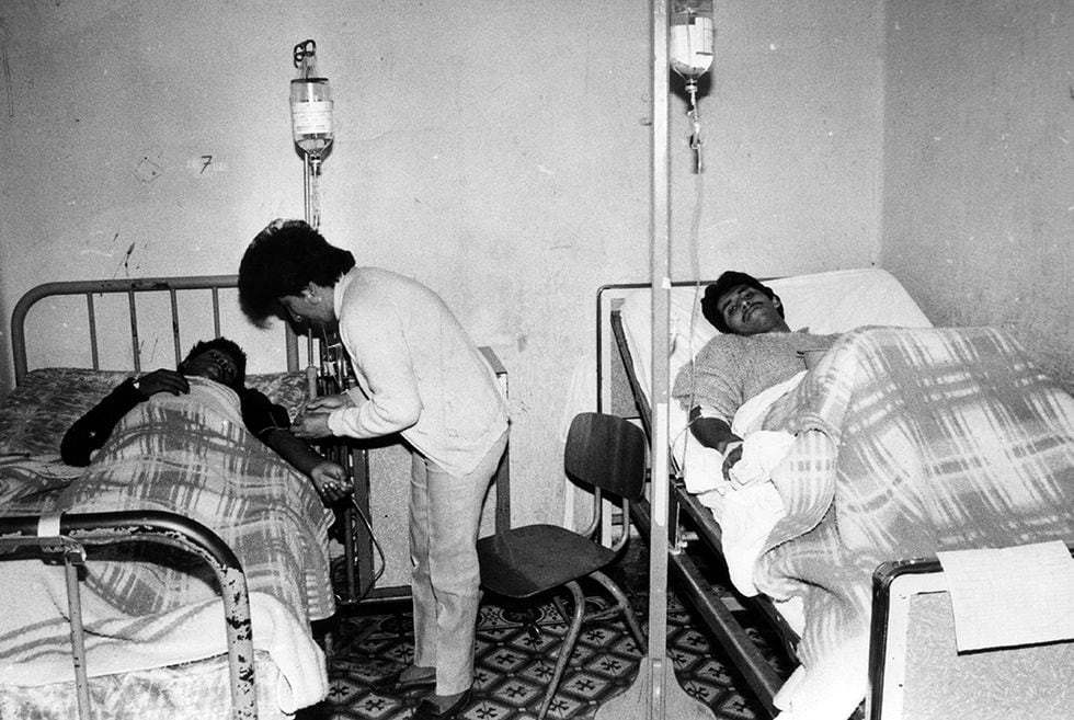 En 1991, la epidemia de cólera golpeó al Perú y 2.909 peruanos perdieron la vida por causa de esta enfermedad. En la foto, unos pacientes internados en el Hospital Loayza, en Lima. (Archivo Histórico El Comercio)
