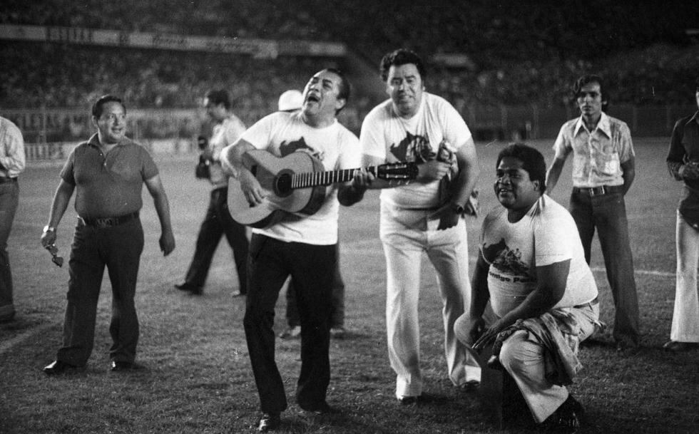 Óscar Áviles, Augusto Polo Campos y Arturo ‘Zambo’ Cavero, en un partido por las eliminatorias a Argentina 78. Fue en ese contexto que nació “Contigo Perú”, tema hoy convertido en un segundo himno para los peruanos. (Archivo histórico El Comercio)