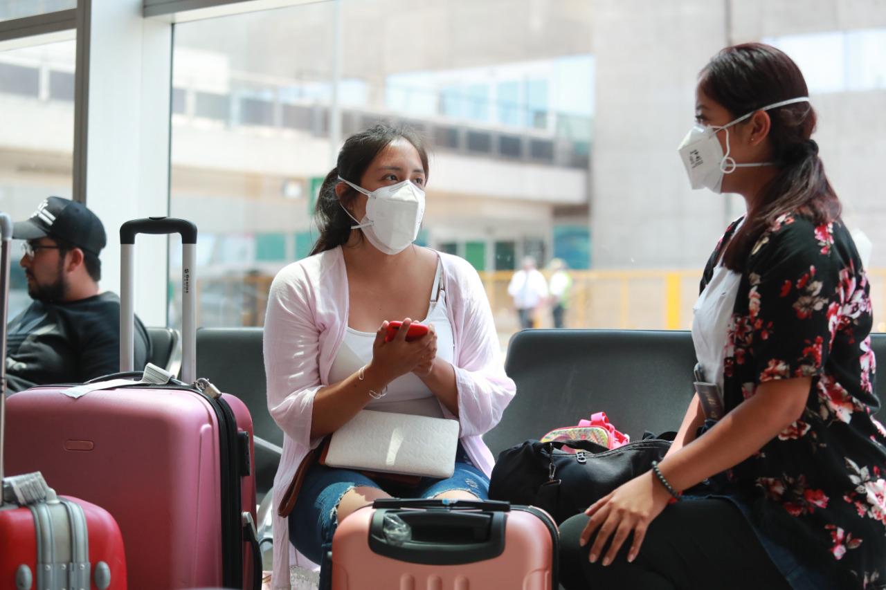 Algunas personas han decidido usar mascarillas en el Aeropuerto Internacional Jorge Chávez. (Foto: Lino Chipana)