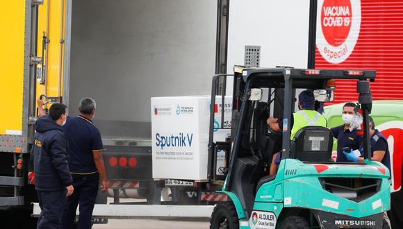 Un cargamento de dosis de la vacuna Sputnik V contra la enfermedad del coronavirus es cargado en un camión en el Aeropuerto Internacional de Ezeiza, en Buenos Aires, Argentina. (REUTERS/Agustin Marcarian).