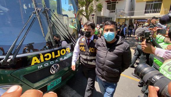El gobernador regional de Arequipa, Elmer Cáceres Llica, es trasladado por personal de la policía, la semana pasada.