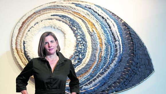 Kristie Arias presenta una serie de 15 piezas tejidas en telar circular.