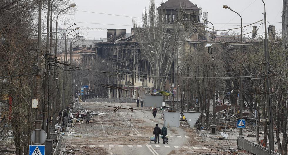 Una fotografía tomada durante una visita a Mariupol organizada por el ejército ruso muestra a la gente caminando por una avenida del centro de la ciudad, el 12 de abril de 2022. (EFE/EPA/SERGEI ILNITSKY).